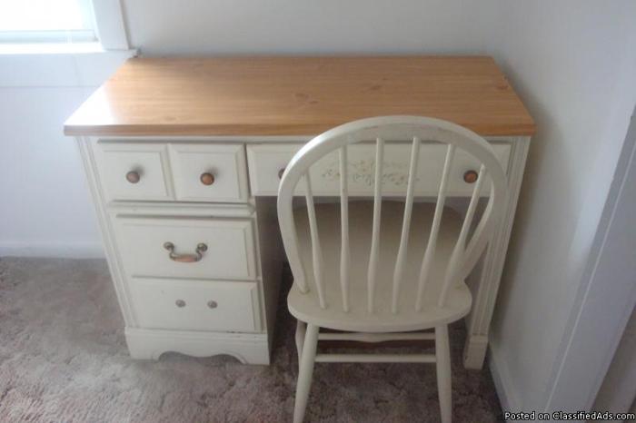 Girl's Broyhill Bedroom Furniture - Price: 500.00