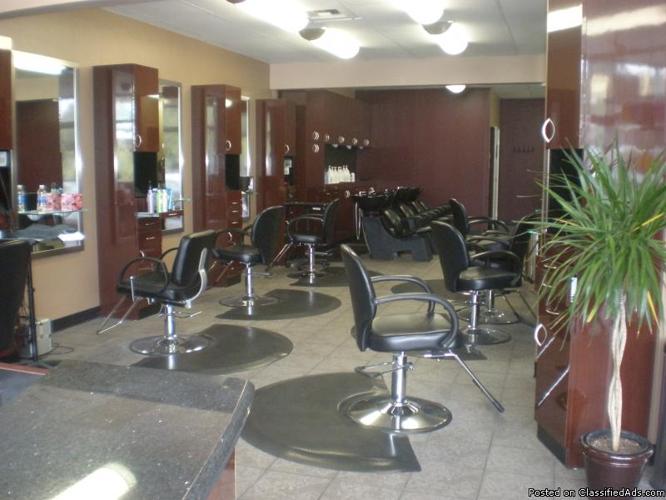 Hairstylist & manicurist - Price: booth rental