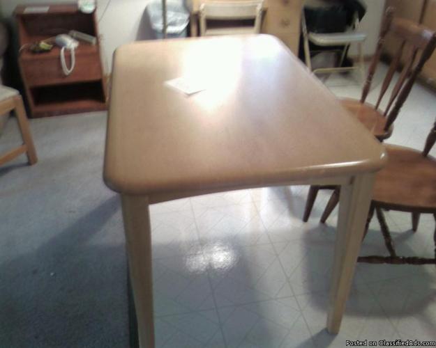 Kitchen table & 2 chairs -- Lemont - Price: $45