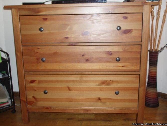 Moving sale - queen size bed, solid wood dresser, 4-shelf book case and floor lamp