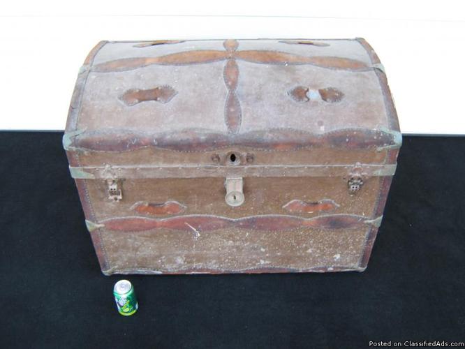 OLD STEAMER TRUNK - Price: $100.