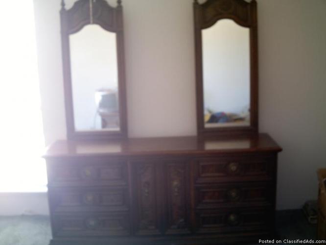 Thomasville Dresser w/Mirrors - Oak - Price: 450