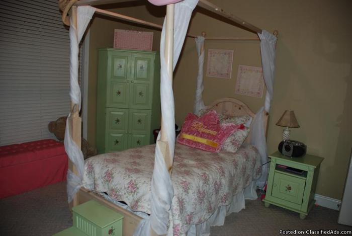 Thomasville Ribbons & Bows Solid wood Twin Canopy Bed, Hutch, Dresser w/Mirror Set - Price: $550