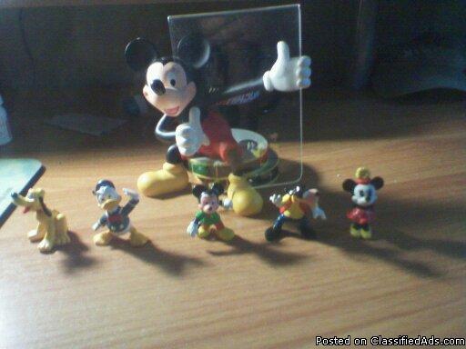 vintage micky mouse picture frame and 5 disney figures - Price: 40