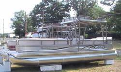 2012 ALOHA TROPICAL SERIES 250 SUNDECK with Mercury 115 ELPT 4stroke outboard motor. Price includes Deluxe Playpen Cover with Tent Poles and Snaps.
Standard features include Two (2) Heavy Duty 26? Aluminum Pontoons, Ergonomic Sundeck Ladder with 8? x 8?