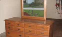6 drawer bureau with mirror
Tongue and groove construction
Good condition&nbsp;