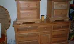 We have a 3 piece bedroom set for sale from a smoke-free, pet-free, very clean home in Oviedo ? near UCF.
&nbsp;Two Night Stands
2 drawers in each (W 15? x D 12? x H 6?)
Height: 25 Â¾?&nbsp;&nbsp;&nbsp;&nbsp; Depth: 16?&nbsp;&nbsp;&nbsp;&nbsp; Width: 26?