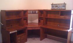 OAK WITH DARK STAIN COMPUTER DESK AND HUTCH.
3 SEPERATE BOTTOM UNITS, 3 SEPERATE TOP UNITS WITH
SHELVES AND FILE DRAWERS, DISK STORAGE.