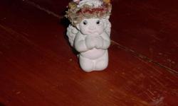 Adorable Dreamsicles figurine with cherub praying. In fantastic condition. Does not come with original box.