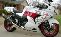 FOR SALE BY PRIVATE OWNER:
2007 KAWASAKI ZX14 SPECIAL EDITION, WITH ONLY 2,800 MILES. THIS MOTORCYCLE WAS BOUGHT NEW OFF THE SHOWROOM FLOOR, I AM THE ORIGINAL OWNER, I AM 48 YEARS OLD AND AN ADULT ENTHUSIEST
THIS MOTORCYCLE HAS NEVER BEEN STUNTED, RACED,