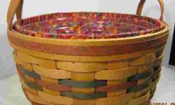LONGABERGER 1995 BASKET OF PLENTY COMBO
This gently used Basket of Plenty is in mint condition.
The Shades of Autumn collection started in 1990 and was completed in 1998.
The 1995 Basket of Plenty design was inspired by the Harvest Moon. It?s full round