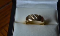 Men's 14K Wedding Band with 3 dimonds in the center.