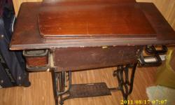 AUTHENTIC COLLECTIBLE ANTIQUE "SINGER" MANUAL TREABLE SEWING MACHINE TABLE.
MAHOGANY AND IRON. YEAR 1915 MODEL-#115 TREABLE FIDDLE BASE OPERATION
FLYWHEEL SEWING TABLE. IN VERY GOOD CONDITION AND OPERATIONAL! MY LATE AUNT
PURCHASED THIS NEW IN 1916. HAS