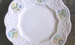 ROYAL CAULDON BRISTOL IRONSTONE PLATE-TIFFANY
Pre-Owned
Made Especially for Tiffany & Co. by Englands Oldest Pottery. Est. 1652
Nice collector?s plate, there are no cracks or chips. Cream color and is decorated with flowers around the scalloped edges.
