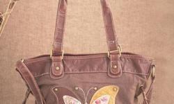 http://littlebitofeverything.club/product/versatile-studded-butterfly-totes
This Versatile Studded Butterfly Tote has a vintage feel with a trendy look. Carry it over your shoulder with the double straps, or use it as a crossbody bag with the 21"
