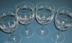 4 BEAUTIFUL CRYSTAL WINE GLASSES - ETCHED BY THE RIM WITH
GRAPES AND GRAPE LEAVES
STAND 7 INCHES TALL