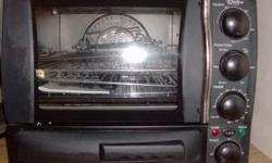 ALL IN ONE CONVECTION OVEN, ROTISSERIE AND PIZZA OVEN
ALL RACKS AND ACCESSORIES ARE INCLUDED
CARE AND USE GUIDE HAS OPERATING INSTRUCTIONS AND SOME RECIPES
GENTLY USED